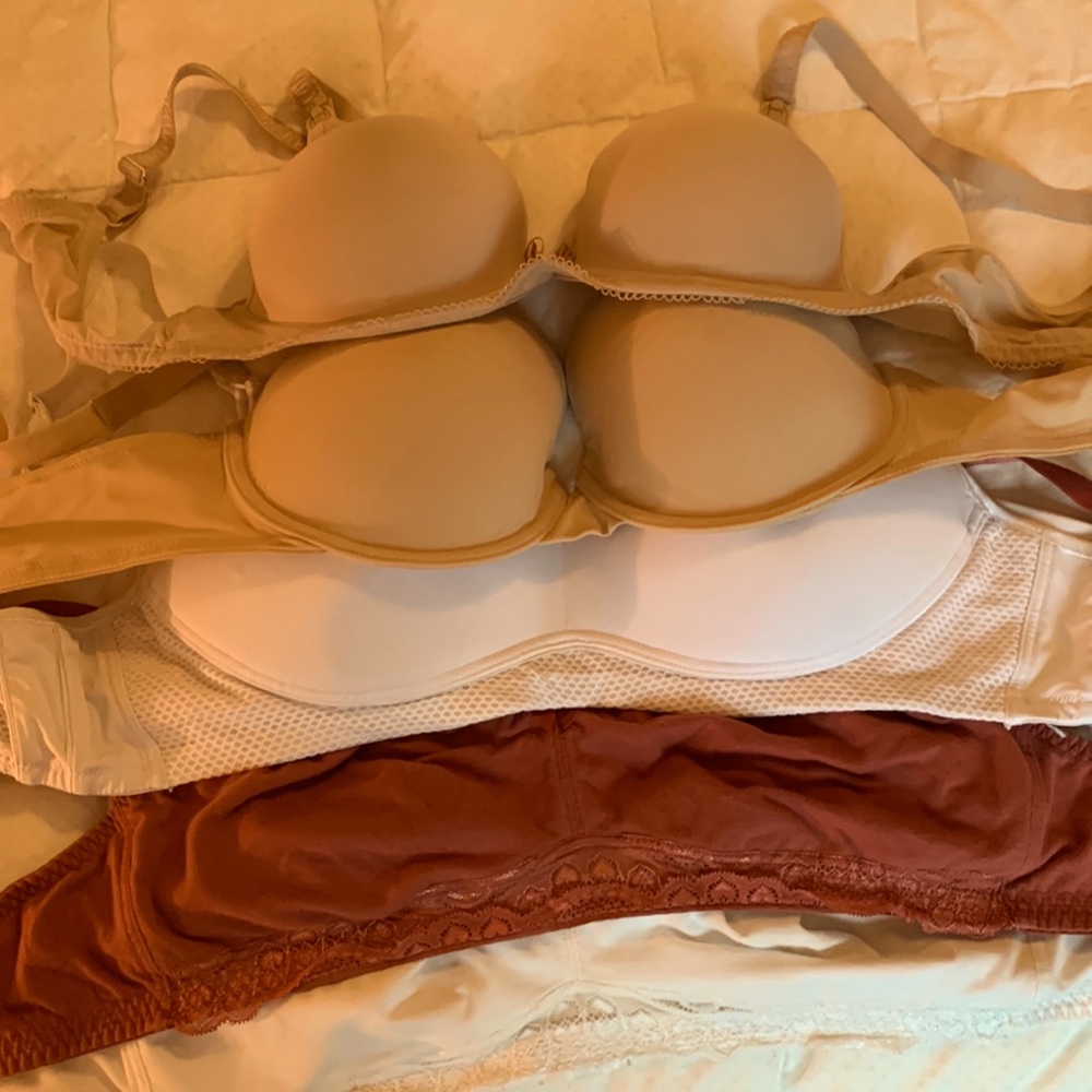 Lot of 5 nursing bras 36D and 38D, structured and unstructured